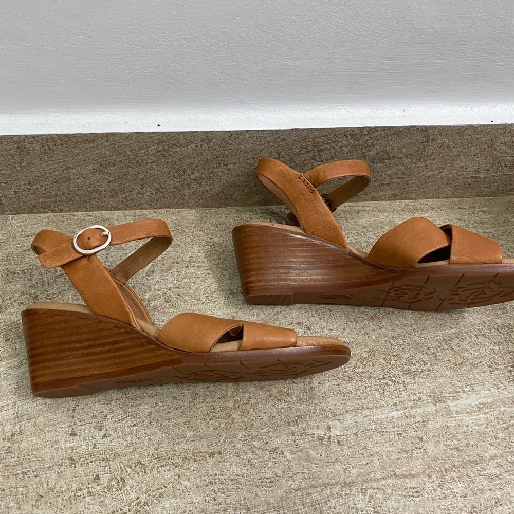 Sofft Women's Tan Wedge Sandals - Picture 3 of 5